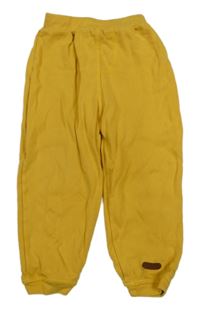 Okrové tepláky s nášivkou tik tak