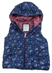Tmavomodrá květovaná šusťáková zateplená vesta s kapucí C&A