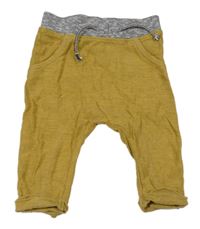 Hořčicové baggy tepláky s šedým psem Next