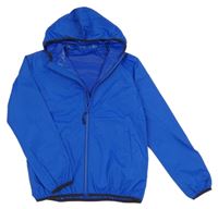 Kobaltově modrá šusťáková větrovka s kapucí 