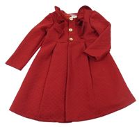 Tmavočervený prošívaný kabát s volánky