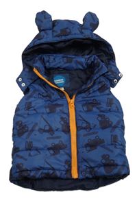 Tmavomodrá šusťáková zateplená vesta s auty a kapucí 