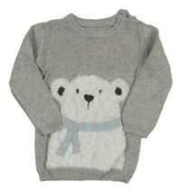 Šedý svetr s bílým chlupatým medvědem George