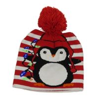 Červeno-bílá pruhovaná čepice s tučňákem 