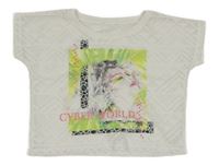 Bílé vzorované síťované průsvitné crop tričko s dívkou 