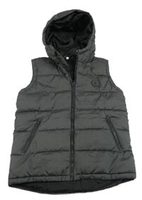 Tmavošedá šusťáková zateplená prošívaná vesta s nášivkou a kapucí