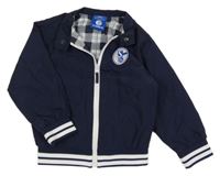 Tmavomodrá šusťáková jarní bunda s nášivkou 