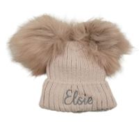 Růžová čepice s bambulemi a nápisem 