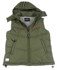 Khaki šusťáková zateplená vesta s nápisem a kapucí 