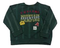 Smaragdovo-tmavozelená pruhovaná mikina s nápisy a nášivkami