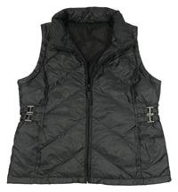 Černošedá prošívaná šusťtáková zateplená vesta s ukrývací kapucí M&S