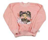 Korálový chlupatý zateplený svetr s dívkou 