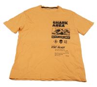 Oranžové tričko se žralokem a nápisem C&A