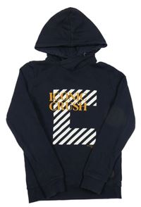 Tmavomodrá mikina s potiskem a kapucí 