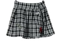 Dámská černo-bílá kostkovaná sukně s nášivkami 