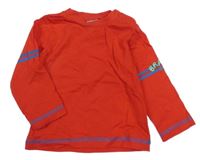 Červené triko s pruhy na rukávech