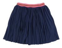 Tmavomodrá skládaná sukně s růžovým pasem 