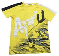 Žluto-černo-šedé tričko s army vzorem a nápisem