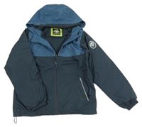 Modro-tmavomodrá šusťáková jarní bunda s nášivkou a kapucí 