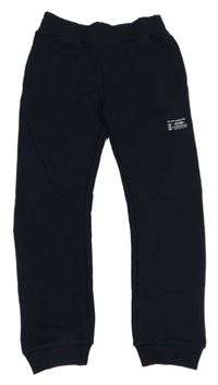 Nové - Tmavomodré tepláky s nášivkou 