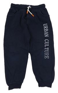 Tmavomodré tepláky s nápisem 