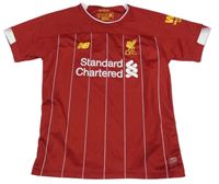 Karmínový proužkovaný fotbalový dres s erbem L.F.C. New Balance 
