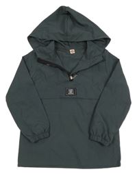 Tmavošedá šusťáková větrovka s nášivkou a kapucí 