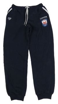 Tmavomodré tepláky s nášivkou