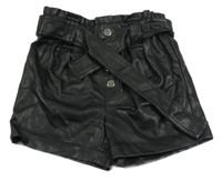 Černé koženkové kraťasy s páskem River Island