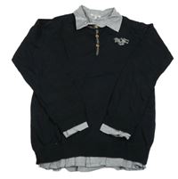 Černý svetr s nápisem a košilovým límcem