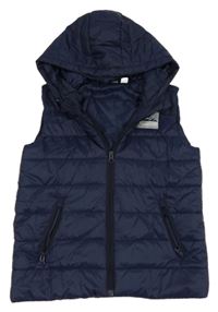 Tmavomodrá šusťáková prošívaná zateplená vesta s nášivkou a kapucí Pepperts