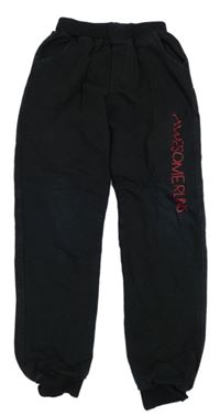 Černé tepláky s červeným nápisem 