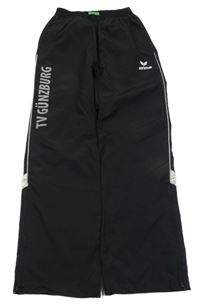 Černé šusťákové kalhoty s nápisem a pruhy Erima 