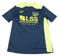 Tmavomodro-neonově zelený funkční fotbalový dres se znakem a číslem JOMA