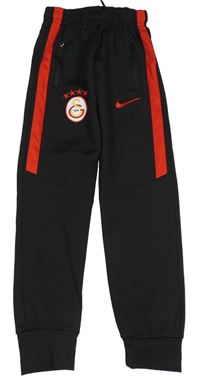Černé sportovní tepláky s červeným pruhem a logem - Nike