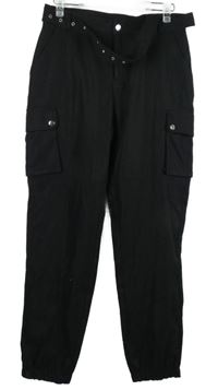 Dámské černé cargo kalhoty s kapsami a páskem 