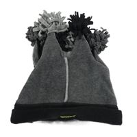 Šedo-černá fleecová čepice s bambulkami 