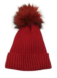 Červená žebrovaná pletená čepice se třpytkami a bambulí 