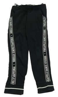 Černé tepláky s pruhem s nápisy PRIMARK