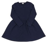 Tmavomodré vzorované šaty s krajkou Yigga