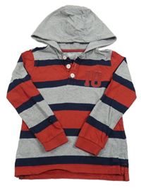 Šedo-červeno-tmavomodré pruhované triko s číslem a kapucí M&Co.