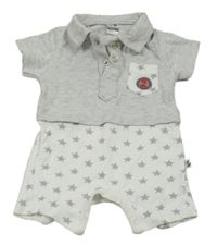 Světlešedo-bílý kraťasový overal s hvězdičkami a kapsou s číslem a límečkem 
