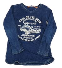 Tmavomodré triko riflového vzhledu s autem a nápisem