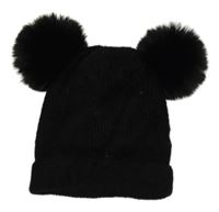 Černá čepice s bambulemi