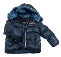 Tmavomodrá šusťáková zimní bunda s nášivkou a kapucí 