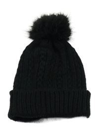 Černá vzorovaná čepice s bambulí 