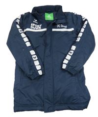 Tmavomodrá šusťáková sportovní bunda s nápisy a ukrývací kapucí Erima