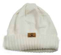 Smetanová čepice s nášivkou