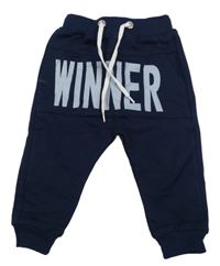 Tmavomodré tepláky s nápisem 