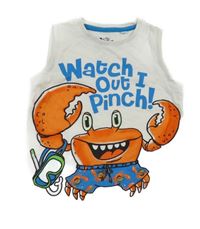 Bílé tílko s nápisem a krabem C&A